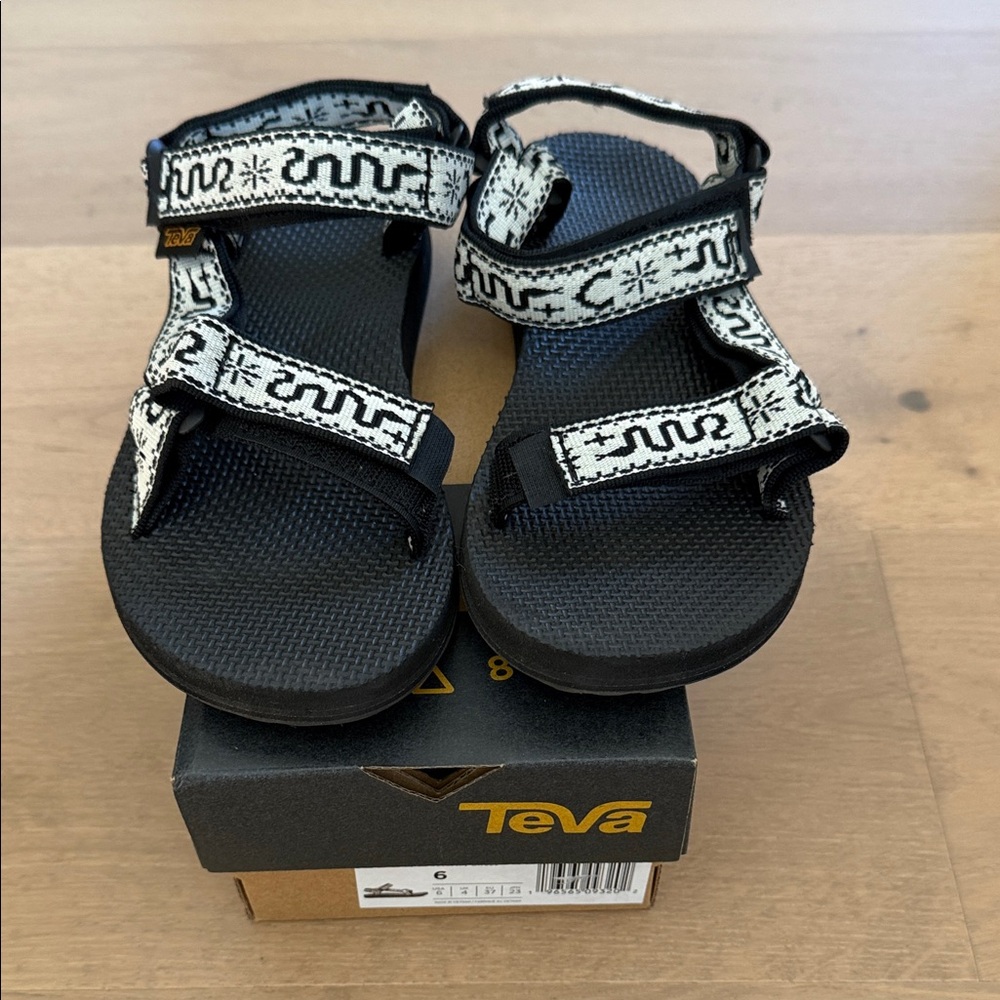 Teva Universal Sandals Women’s Bandana Snake Print Black and White- Size 6- EUC